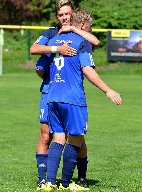 Karlovarská Slavia (v modrém) obstála v generálce, kterou vyhrála 2:0 nad Chomutovem (v bílém).