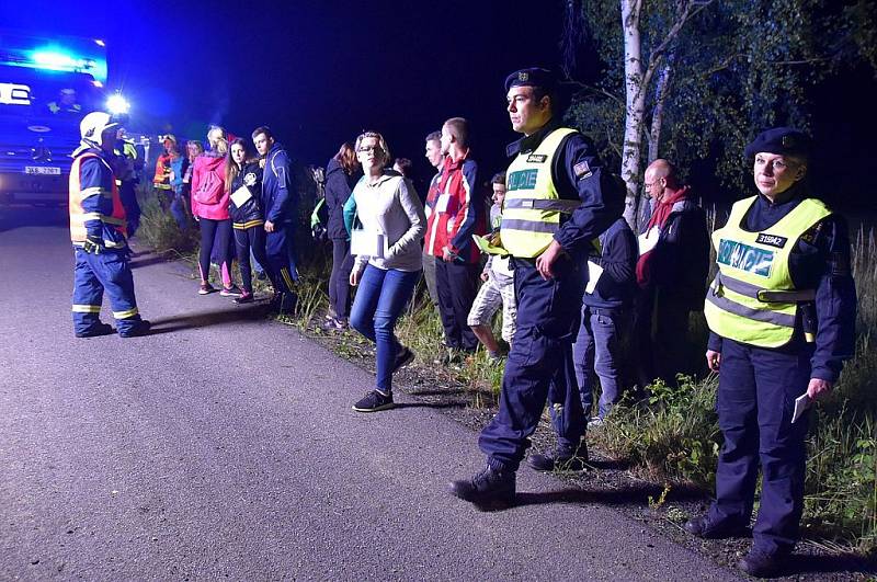 Noční cvičení záchranných složek u vykolejeného vlaku v nepřístupném terénu