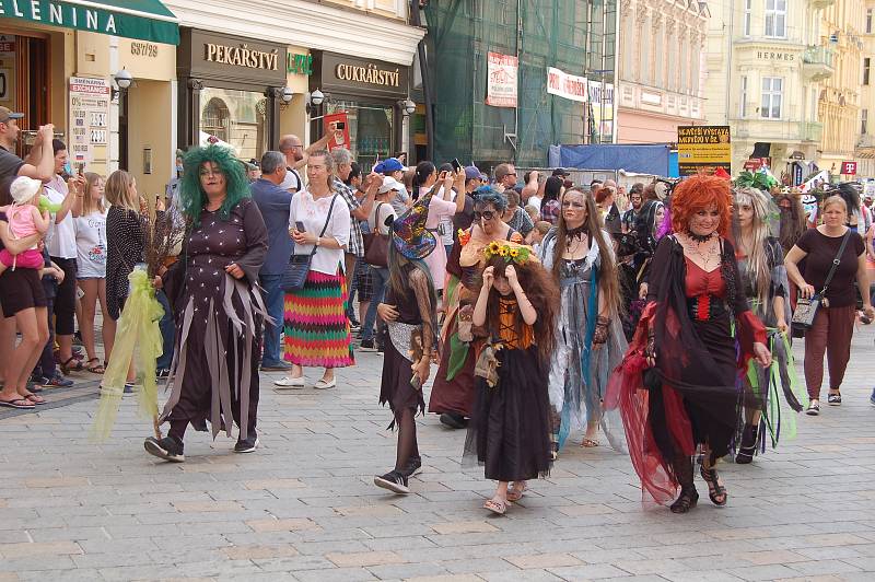 Letošní Karlovarský karneval neměl takovou šťávu, jako tomu bylo při uplynulých ročnících. Prořídly řady jak profesionálních, tak i amatérských účastníků.