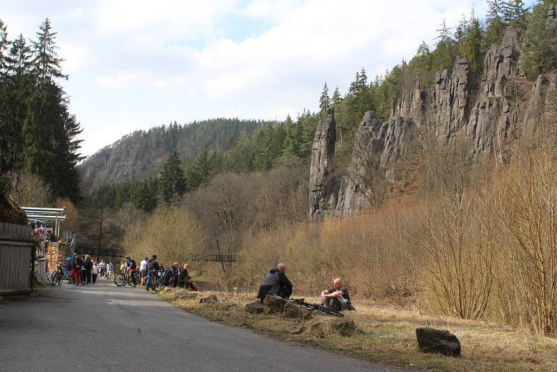 V neděli, poslední den, kdy platilo opatření kvůli uzavřeným hranicím, zažívalo oblíbené turistické místo ve Svatošských skalách hotový nápor výletníků. Ti sem dorazili na kolech, kolobežkách i pěšky.