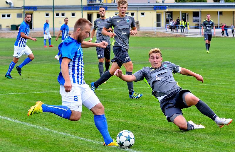 Cennou výhru 1:0 ukořistil před svými fanoušky ostrovský FK, který udolal v poměru 1:0 Mostecký FK (v šedém).