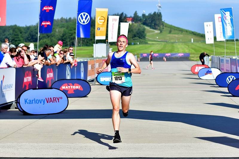 Velkou premiéru si odbylo během víkendu letiště v Karlových Varech, když turisty vystřídali běžci, kteří se poprvé v historii letiště mohli proběhnout po letištní dráze.