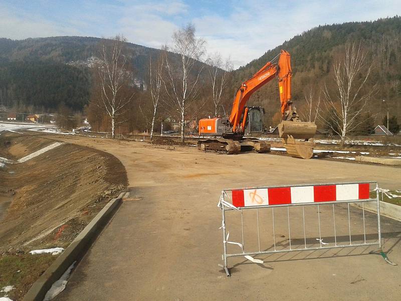 Stavba obchvatu Hroznětína začala loni na jaře a hotová má být letos na podzim.