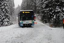 Autobus zapadl ve sněhu na silnici z Horní Blatné směrem na Potůčky