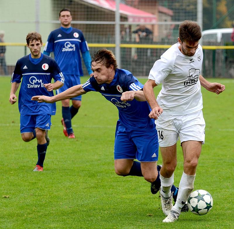 Krajské divizní derby nevyšlo hráčům Mariánských Lázní (v bílém) podle jejich představ, když museli skousnout potupnou prohru 0:6.