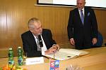 Prezident Miloš Zeman s chotí začal svou třídenní návštěvu v Karlovarském kraji na krajském úřadu.