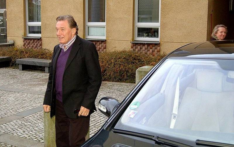 Karel Gott s Evou Urbanovou při návštěvě karlovarského magistrátu v roce 2009