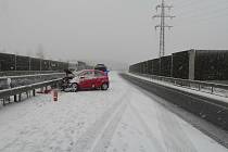 Mráz a sníh zkomplikovaly život řidičům v Karlovarském kraji.