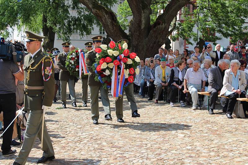 Na Jáchymovské peklo a jeho oběti přišly vzpomínat desítky lidí, jejich památku uctili u Brány ke Svobodě