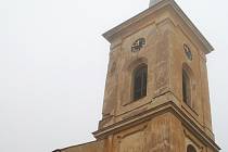 RADOŠOVSKÝ KOSTEL SV. VÁCLAVA skrývá ve své věži přes 400 let starý zvon od jáchymovského zvonaře.