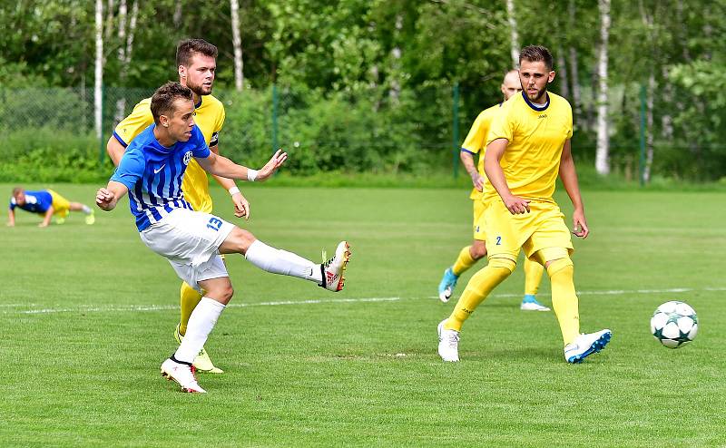 Ostrov (v modrém) sice porazil Neratovice (ve žlutém) 4:0, ale na záchranu v divizní soutěži to nestačilo.