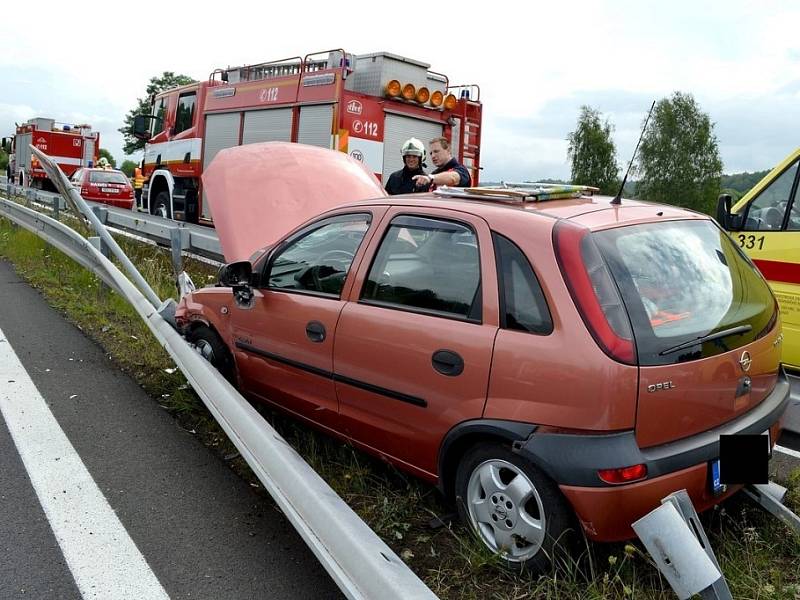 Vlítl s autem mezi svodidla. Ven je dostali až hasiči