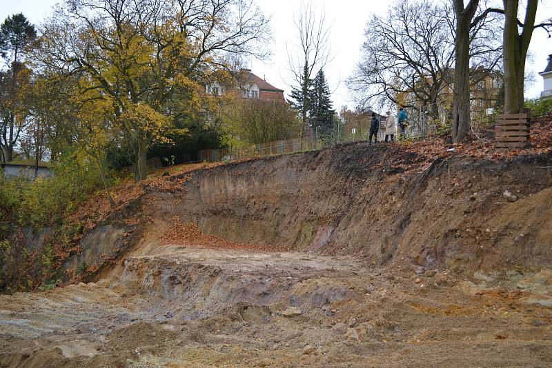 Gabionová zeď, kterou navrhli karlovarští statici, má zajistit velmi nebezpečný svah nad kinem Čas.