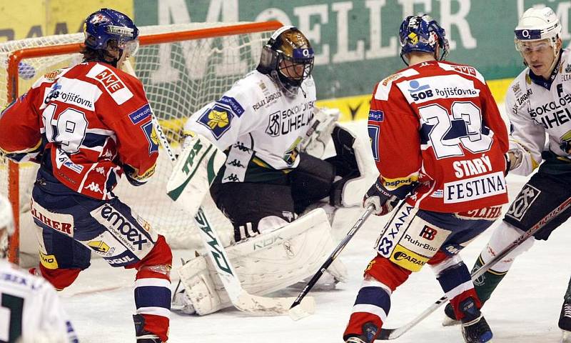 Hokejové utkání Moelleru Pardubice a HC Energie Karlovy Vary.