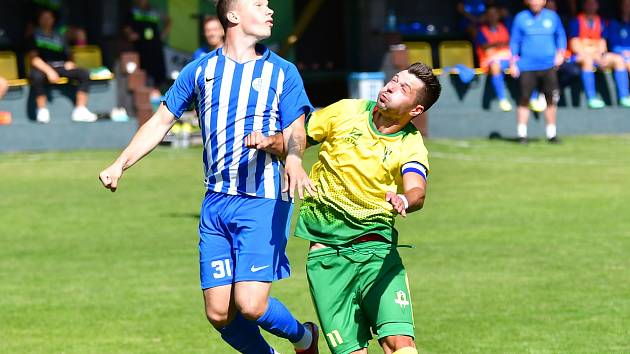 Fotbalisté Ostrova uspěli na půdě Dvorů, kde vydolovali vítězství 2:1.