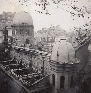Hořící synagoga v karlovarské Sadové ulici.