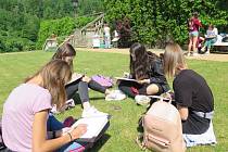 Studenti pražského gymnázia vyrazili do terénu na bečovský hrad, kde interaktivně tvořili.