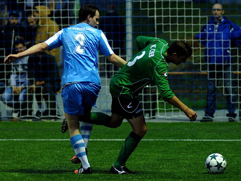 Chebská derby mezi hvězdou (v modrém) a mužstvem FC Cheb skončilo bez branek. Zápas rozhodly až pokutové kopy.