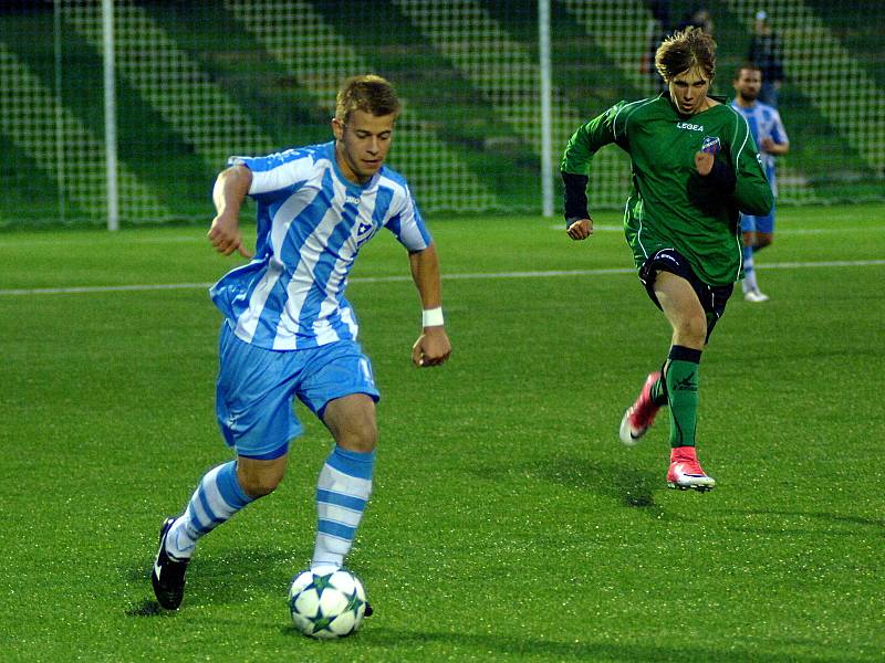 Chebská derby mezi hvězdou (v modrém) a mužstvem FC Cheb skončilo bez branek. Zápas rozhodly až pokutové kopy.