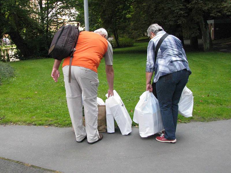 ZÁJEM O NÁVŠTĚVU některých továren v Karlovarském kraji, ale také o jejich produkty, roste. Potvrzují to i tisíce lidí na letošních Porcelánových slavnostech v Karlových Varech. 