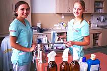 STUDENTI Střední zdravotnické školy v Prešově absolvovali dvoutýdenní stáž v karlovarské nemocnici. Vyzkoušeli si tady práci na některých odděleních, například na traumatologii. 