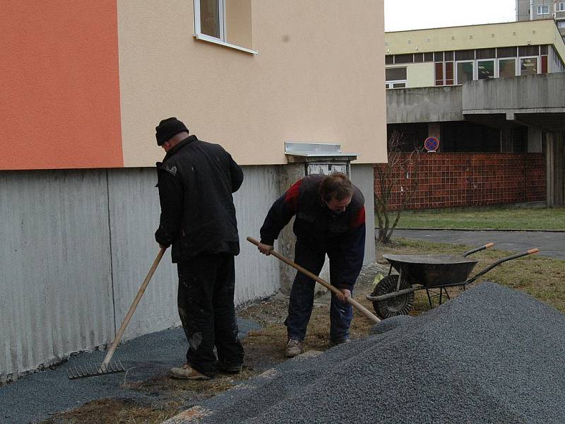 OPRAVY. V Severní ulici byla založena bytová družstva. Ta také platí do společného fondu. Nyní opravují okolí domu.