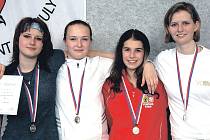 Medailistky z lázní. Stříbro na mistrovství republiky družstev juniorek vybojovalo karlovarské kvarteto (zleva) Myšková, Ondráčková, Hornová a Pěchovová.