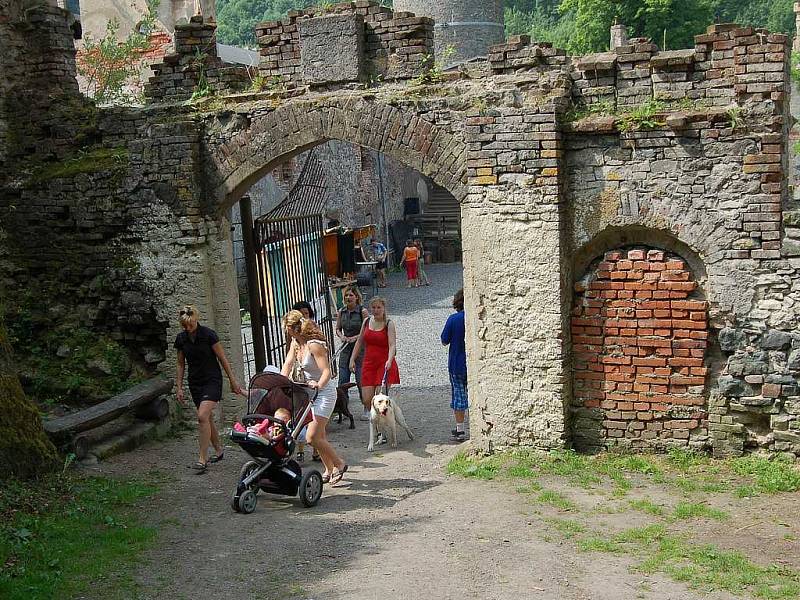 V sobotu bylo na hradě rušno, protože se zde konal dětský den. Lidé si prohlíželi hrad a zúčastňovali se některých soutěží.