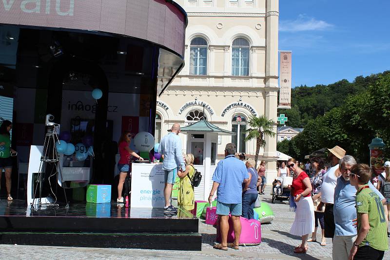 Letošnímu ročníku filmového festivalu přeje slunečné počasí a opět velký počet návštěvníků.