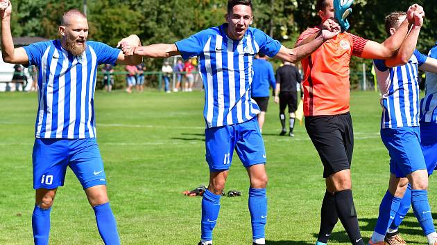 Fotbalisté Ostrova uspěli na půdě Dvorů, kde vydolovali vítězství 2:1.