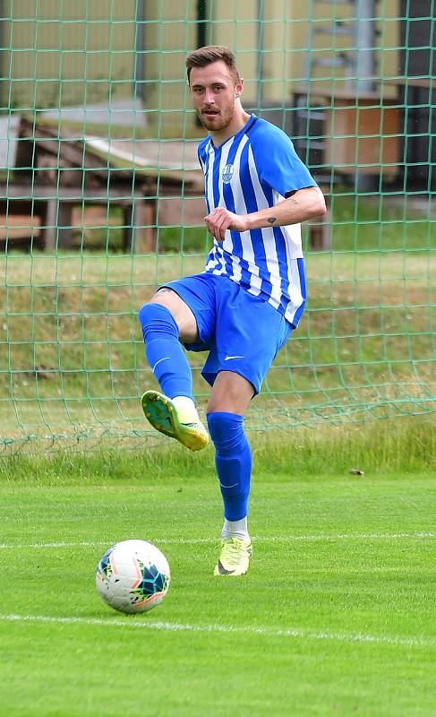 Fotbalisté Ostrova remizovali v předposledním kole s Českým Brodem 1:1, ale na záchranu v soutěži to nestačilo, jelikož Slaný obstál v derby s Kladnem, a definitivně tak ukončil šance ostrovského výběru na záchranu v divizní soutěži.