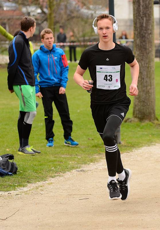 Semifinálové kolo juniorského maratonu opět ovládlo Gymnázium Cheb, které se tak podívá na celostátní finále.