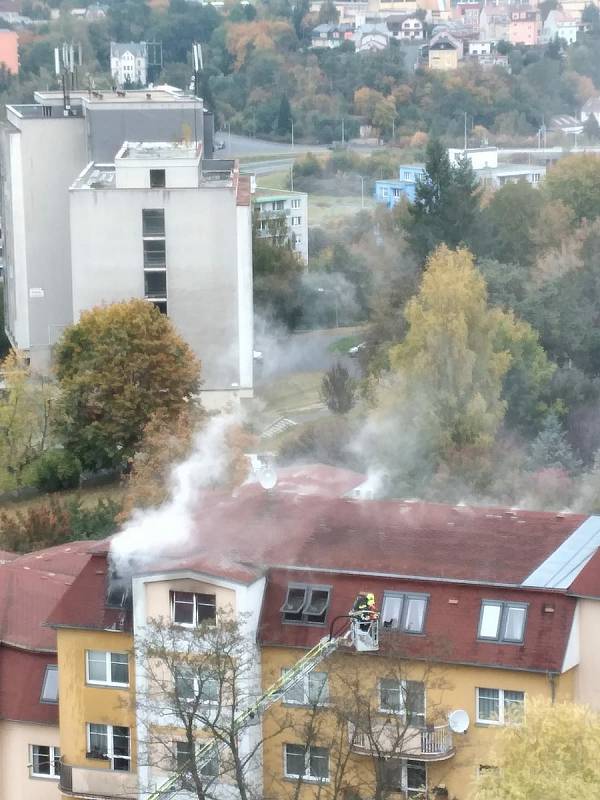 Požár zcela zničil byt v podkroví. Obyvatelé našli dočasný azyl v hotelu. Foto: Redakce