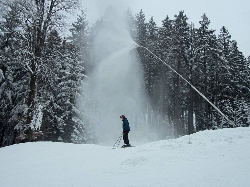 Lyžování ve Skiareálu Neklid - Boží Dar.