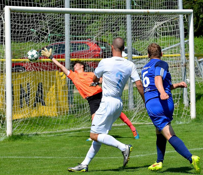 Karlovarská Slavia (v modrém) obstála v generálce, kterou vyhrála 2:0 nad Chomutovem (v bílém).