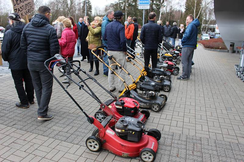 Protestní akce u karlovarského letiště.