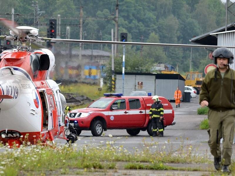 Jeřáb se převrátil při překládání kolejí na chebském nádraží.