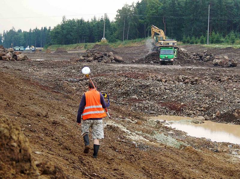 V současnosti pokračuje modernizace silnice R6 na hranicích Karlovarského a Ústeckého kraje u Bošova, která začala vlastně napodruhé loni na podzim 