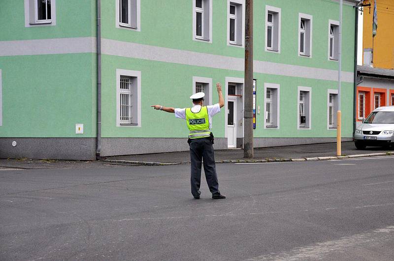 Rozlitý beton zablokoval Jáchymovskou ulici v Bohaticích