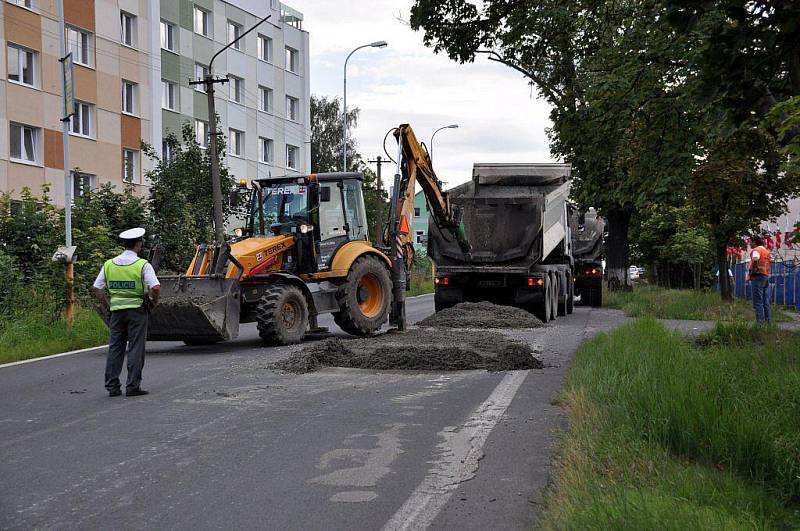 Rozlitý beton zablokoval Jáchymovskou ulici v Bohaticích