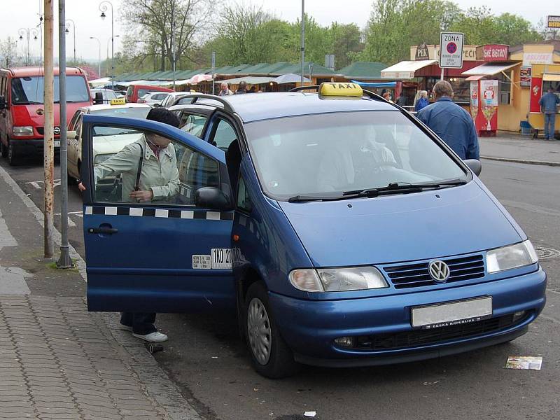 Taxikáři bývají čas od času terčem řádění zdivočelých cestujících. Občas proti nim „vystartují“ i cizinci.(Ilustrační foto.)