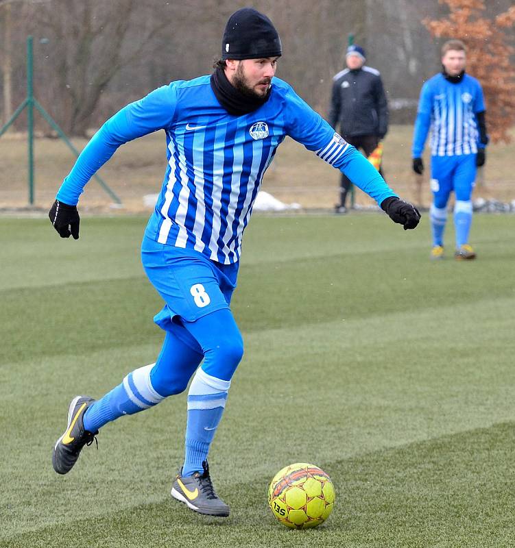 Generálkové utkání Viktorii Mariánské Lázně (v černém) nevyšlo, když podlehla Ostrovu (v modrém) 3:1.