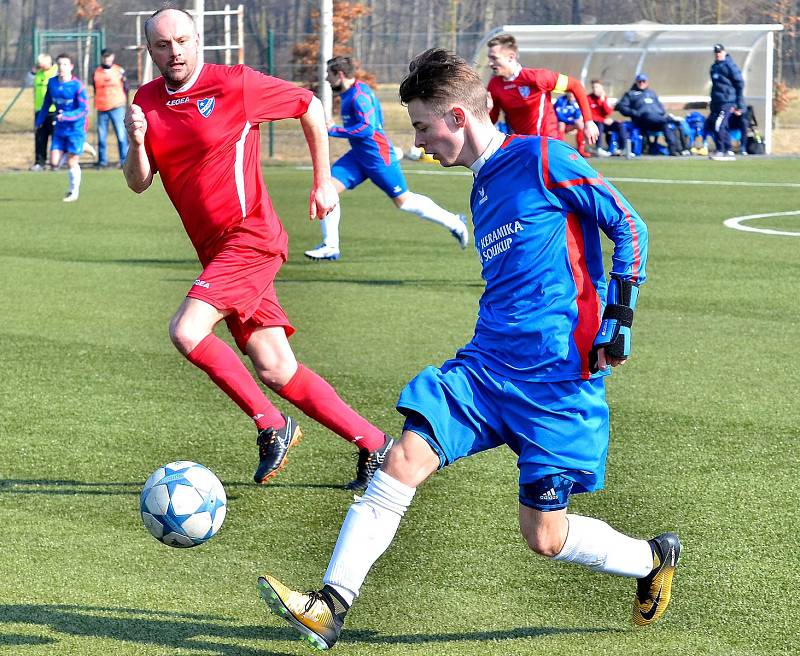 Neúspěšný vstup do jarní části krajského přeboru musela skousnout Stará Role (v modrém), když podlehla vysoko 0:4 chebské Hvězdě (v červeném).