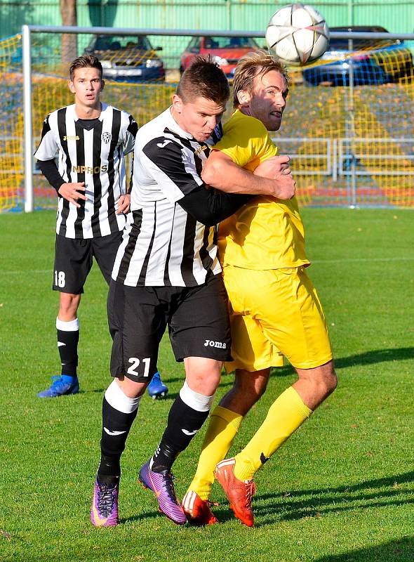 O velkou senzaci se postarali fotbalisté Mariánských Lázní (ve žlutém), když na svém hřišti šokovali vedoucí tým tabulky Admiru Praha, kterou porazili 3:0.