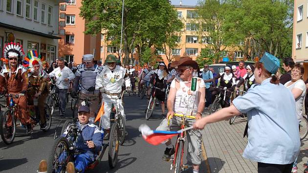 TOUR de Kolečko se vrátilo a slavilo úspěch. Na start cyklistického pelotonu se postavilo přes sedmdesát nadšenců. 