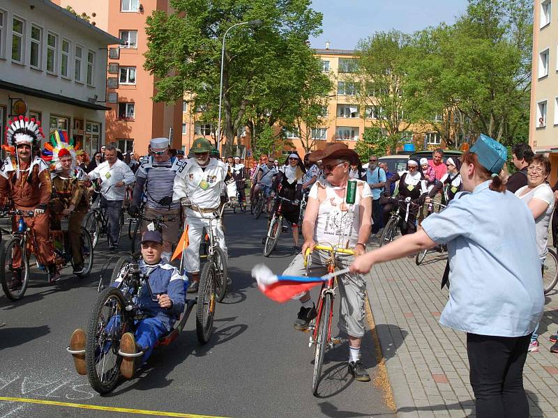 TOUR de Kolečko se vrátilo a slavilo úspěch. Na start cyklistického pelotonu se postavilo přes sedmdesát nadšenců. 