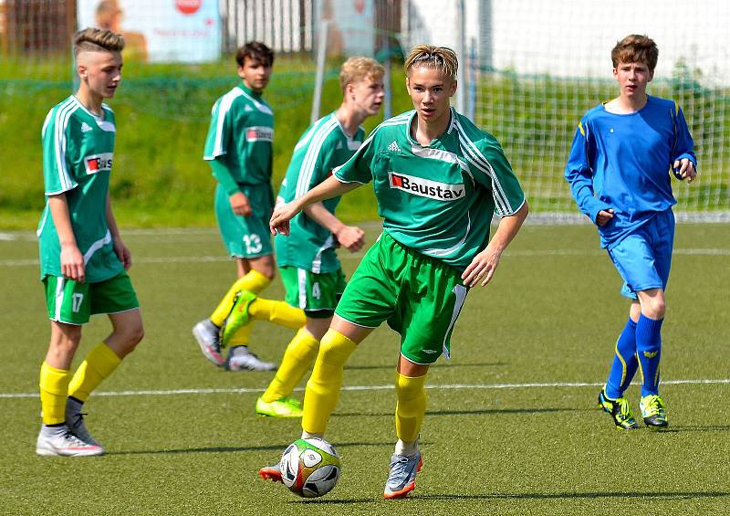 Karlovarské 1.FC (v zeleném) ovládlo krajský přebor dorostu, když v závěrečném kole završilo soutěž výhrou 7:1 nad Sedlecem (v modrém).