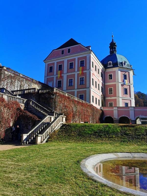 Zámek a hrad Bečov navštěvují desítky tisíc lidí ročně.