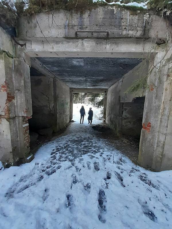 K dolu se lze v zimě dostat pěšky z odbočky pod obcí Přebuz. Autem je jízda zakázaná, kolem dolu totiž vede běžkařská stopa.