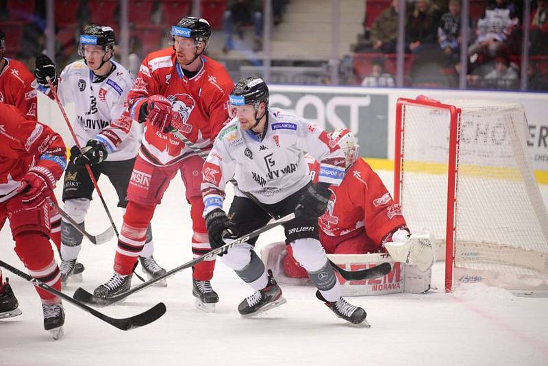 TIPSPORT extraliga, 30. kolo: HC Energie Karlovy Vary - HC Olomouc (na snímku hokejisté v červených dresech) 0:3.